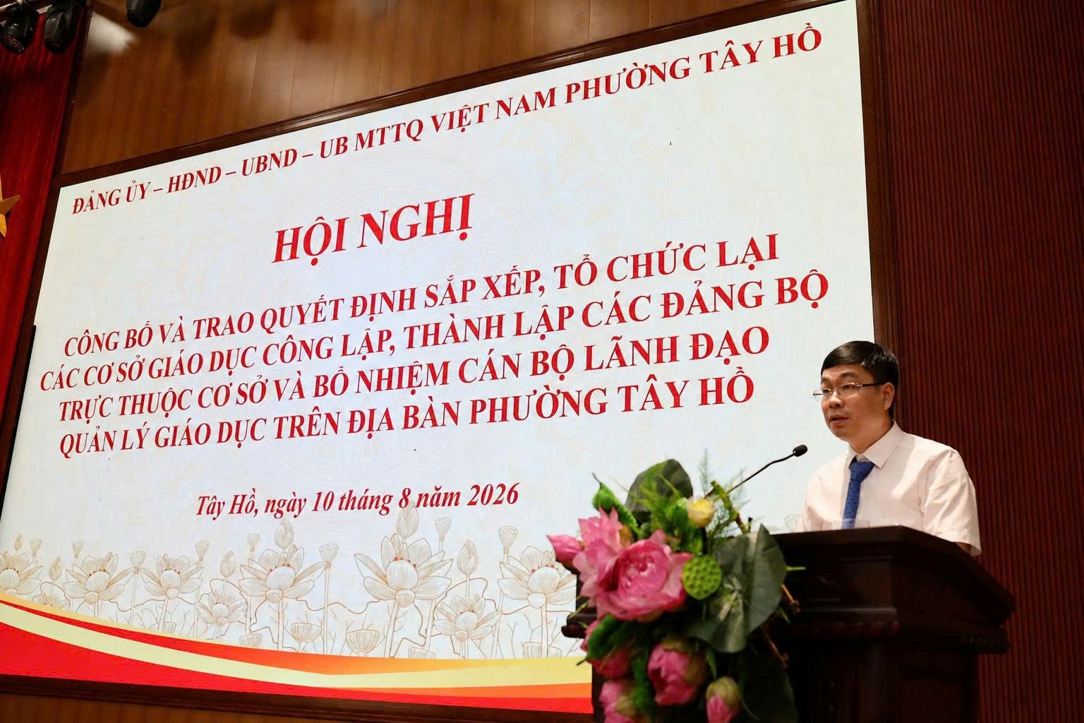 Có thể là hình ảnh về cái bục và văn bản cho biết 'TÂY TÂYHO HỒ VIỆT NAM PHƯỜNG PINGLY-MDND-LIEND-IR DẮNG UB HỘI NGHỊ CÔNG BỔ VÀ TRAO QUYẾT ĐỊNH SẮP SẮPXÉP, XÉP, TỔ CHỨC LẠI CÁCCOSỞ GIÁO DỤC CÔNG LẬP, THẢNH LẬP CÁCĐANG CÁC ĐẢNG BỘ CÁN BỘ LÃNH ĐẠO TRỰC THUỘC COSỚVÀ BỔ NHIỆM BÀN PHƯỜNG TÂY HỒ QUÁNLÝ GIÁO DỤC TRÊN ĐỊA Tây TậyH Hồ, ngày 10 tháng 8 năm 2026'