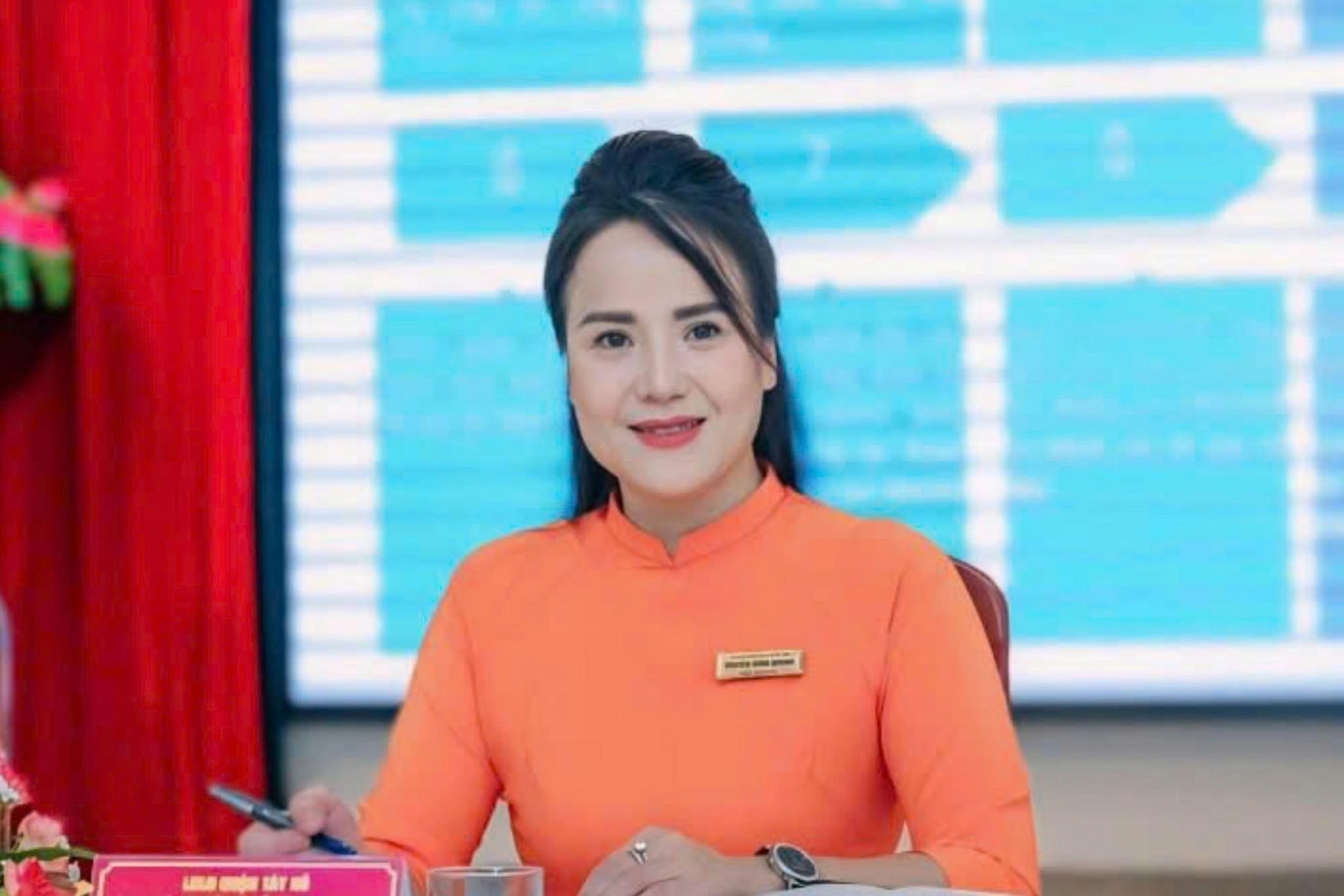 Có thể là hình ảnh về một hoặc nhiều người, phòng tin tức và văn bản