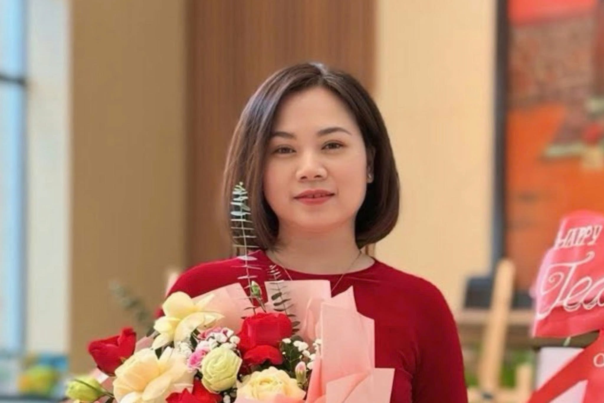Có thể là hình ảnh về một hoặc nhiều người, hoa và văn bản