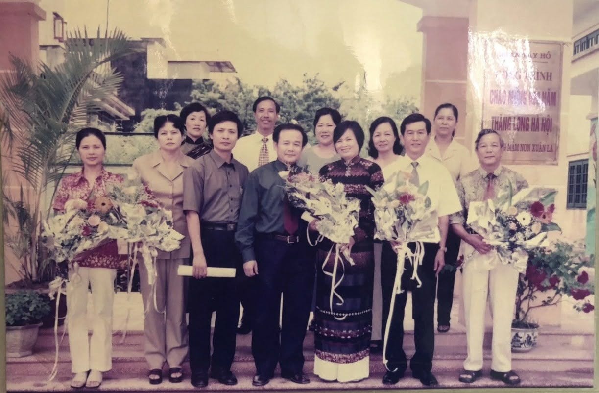 Có thể là hình ảnh về một hoặc nhiều người và văn bản