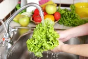 PHÍA SAU BỮA ĂN BÁN TRÚ TRÒN DINH DƯỠNG: QUY TRÌNH SƠ CHẾ NGUYÊN LIỆU SẠCH TẠI TRƯỜNG TIỂU HỌC NGUYỄN KHUYẾN.