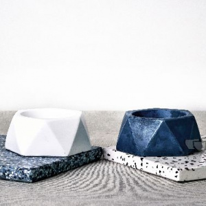 Round blue and white pot