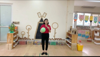 Thể chất: Vận động liên hoàn với bóng - GV: Lê Thu Huyền