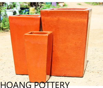 Red glazed ceramic pots  – a highlight for houses.