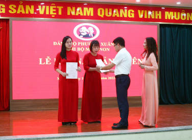 Trường Mầm non Xuân La tổ chức lễ kết nạp Đảng viên năm 2022