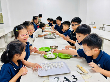 GÓI TRỌN NÉT XƯA – CHẠM TAY HỒN VIỆT CÙNG HOẠT ĐỘNG NẶN BÁNH TRÔI.