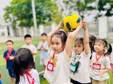 Một ngày siêu cháy của "biệt đội" 2020 trải nghiệm làm học sinh lớp 1 trường Tiểu học Nguyễn Khuyến