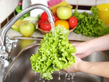 PHÍA SAU BỮA ĂN BÁN TRÚ TRÒN DINH DƯỠNG: QUY TRÌNH SƠ CHẾ NGUYÊN LIỆU SẠCH TẠI TRƯỜNG TIỂU HỌC NGUYỄN KHUYẾN.